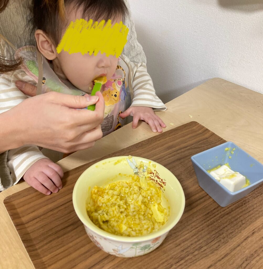 パルシステムの離乳食お試しセットで作った離乳食を、娘が実際に食べる様子。