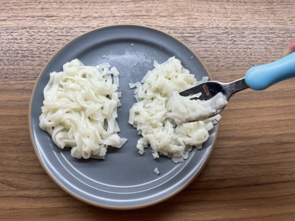 パルシステムの離乳食お試しセットに入っていた産直小麦のやわらかうどん。フォークで簡単に切れる様子。