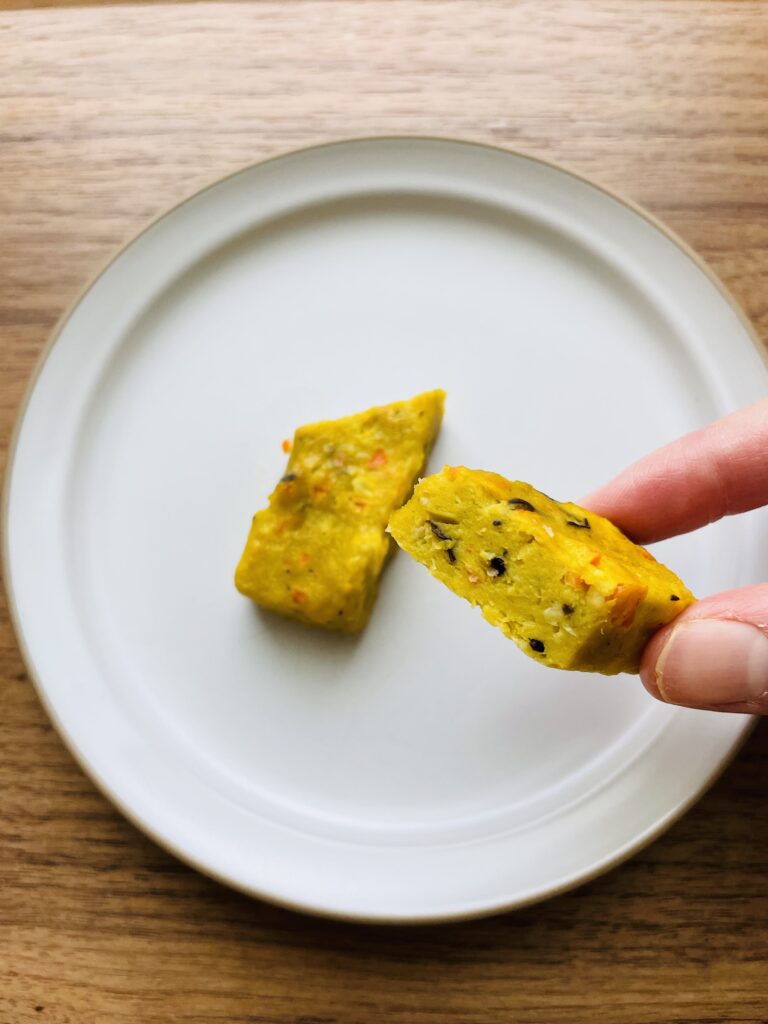 オイシックス手づかみ食べ離乳食。鶏と豆腐とひじきのスティック。