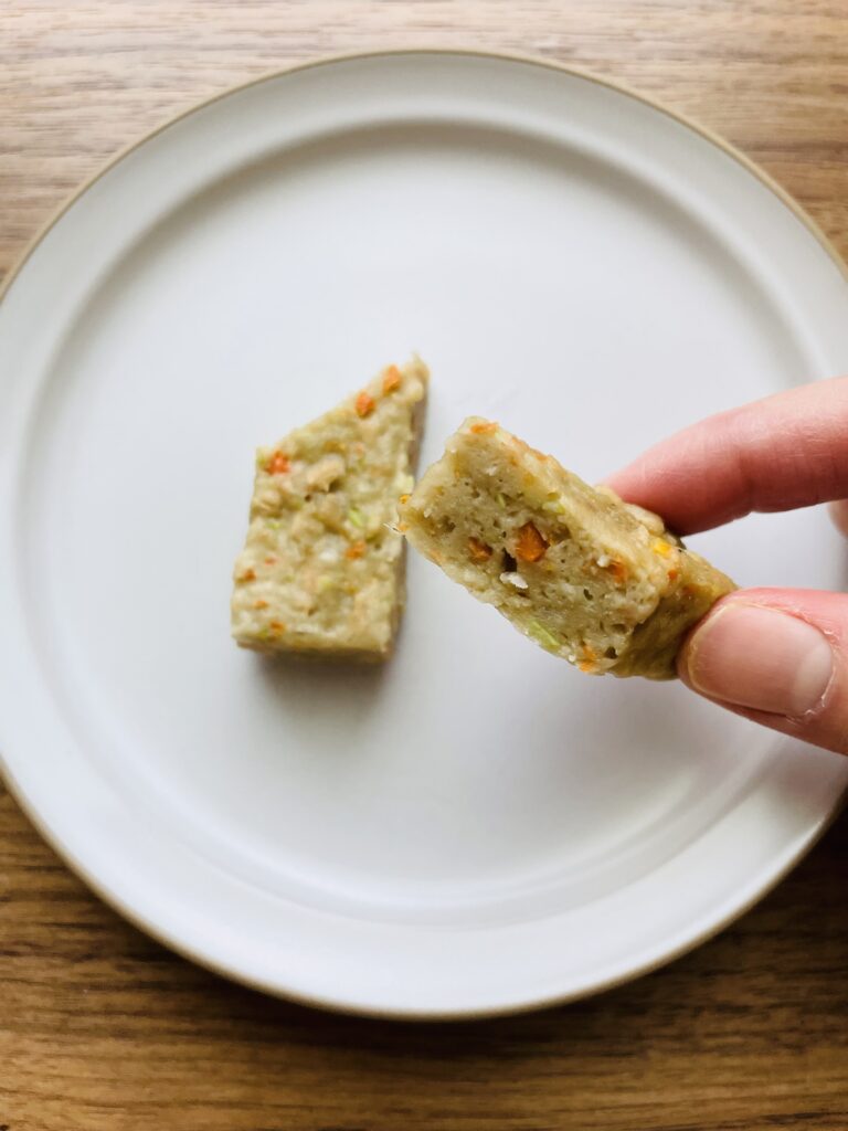 オイシックス手づかみ食べ離乳食。いわしと豆腐とにんじんのスティック